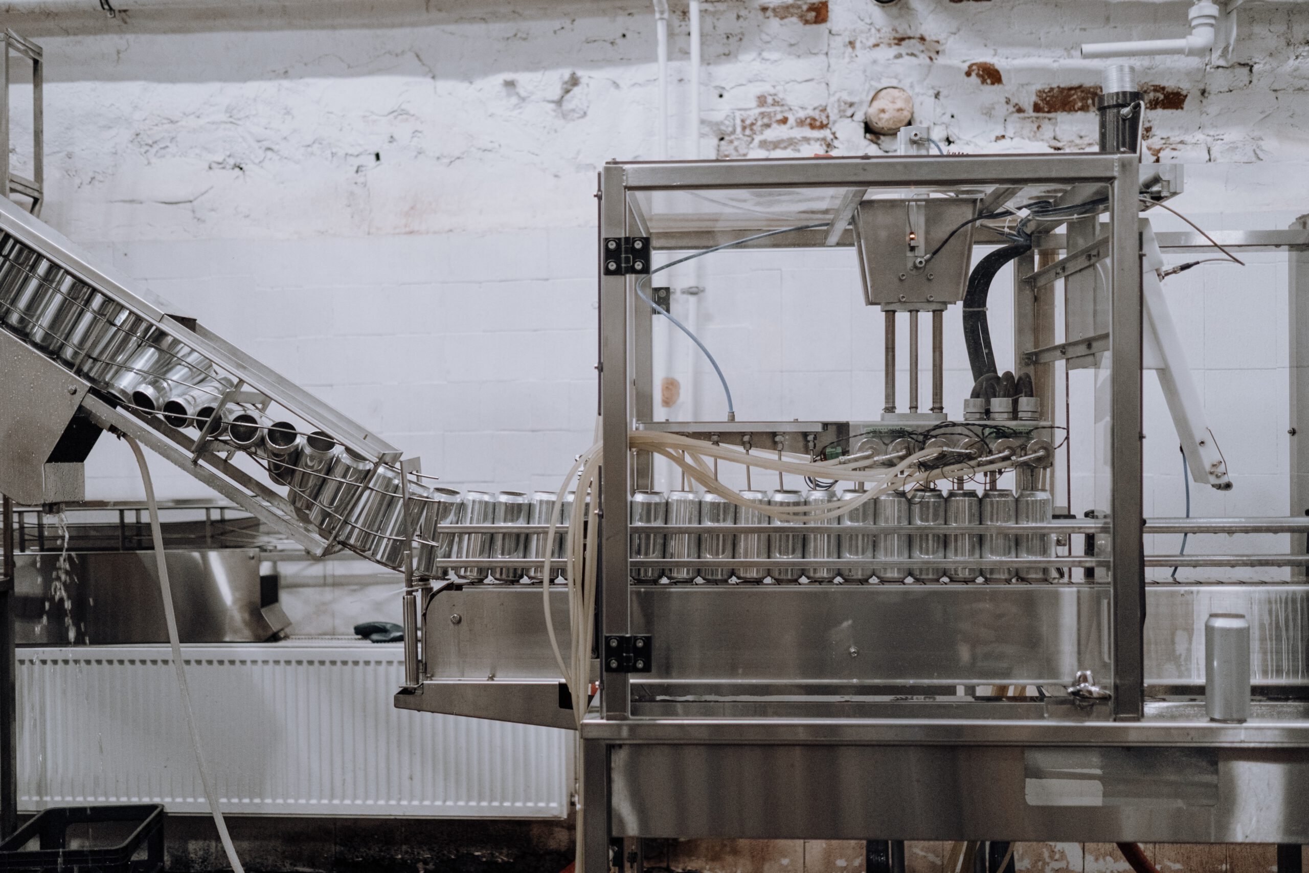 Stalowa maszyna w wielkiej hali produkcyjnej