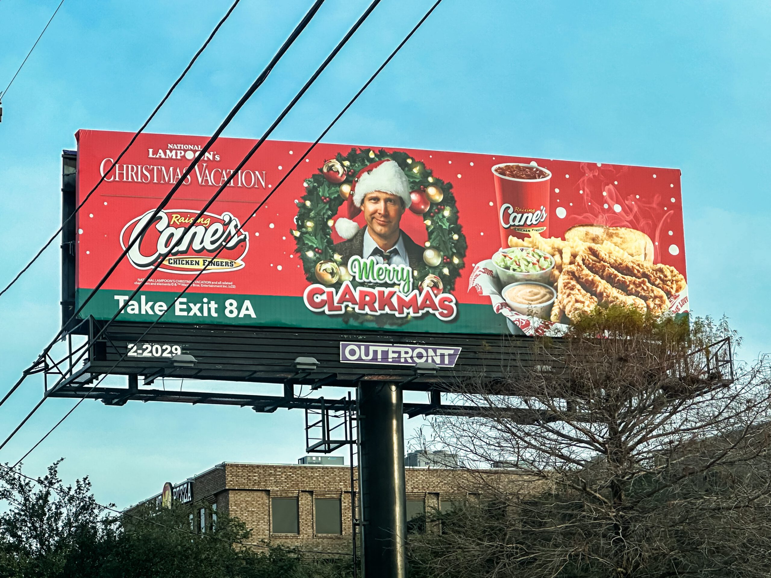 Duża kolorowa reklama świąteczna w formie plakatu na słupie jako rodzaj promocji