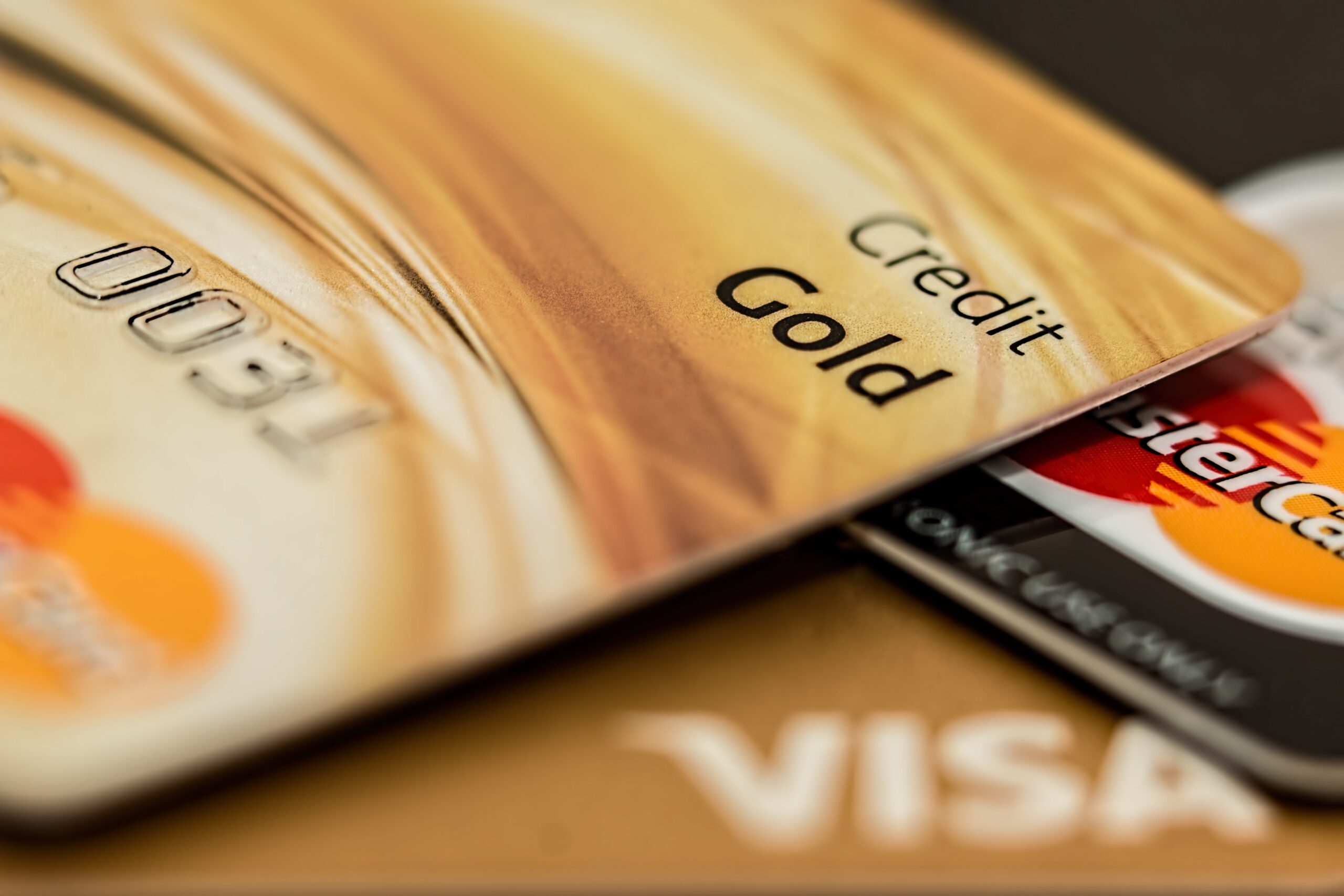 Fragment złotej karty kredytowej